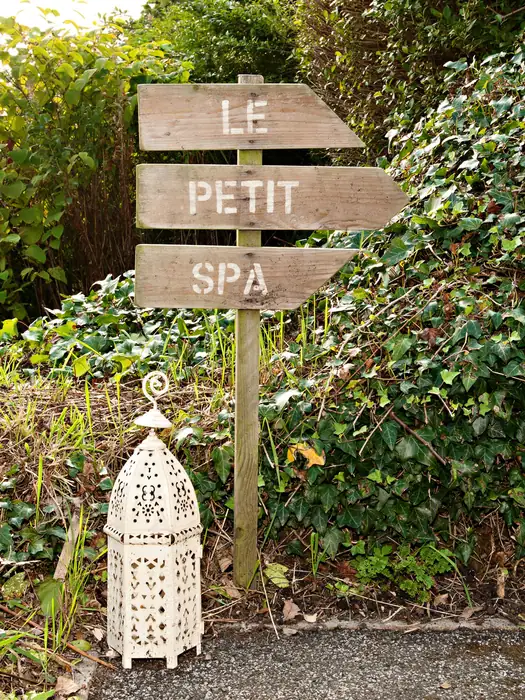 The Le petit spa signpost in the garden